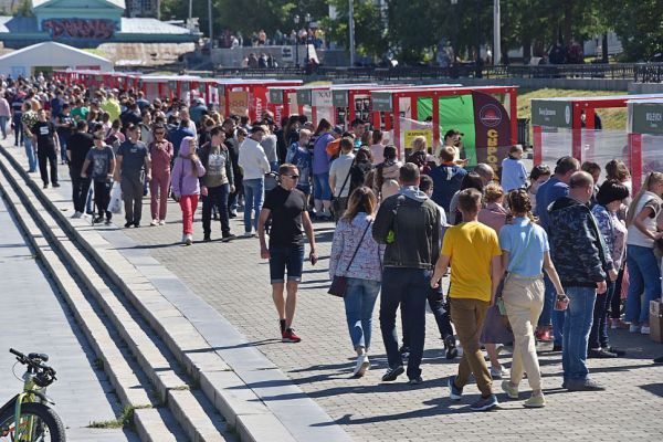 В центре Екатеринбурга открылась ярмарка, где можно купить отечественную одежду и обувь