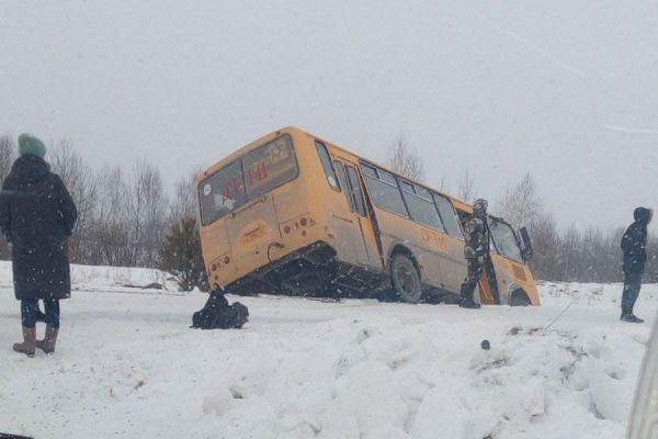 В Свердловской области автобус с 18 детьми улетел в кювет
