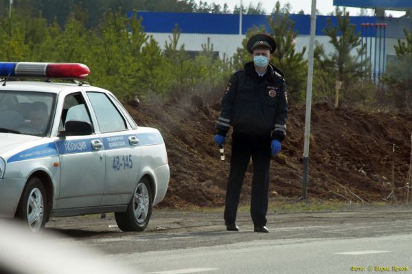 В Екатеринбурге автомобилист сбил несовершеннолетних велосипедистов на обочине