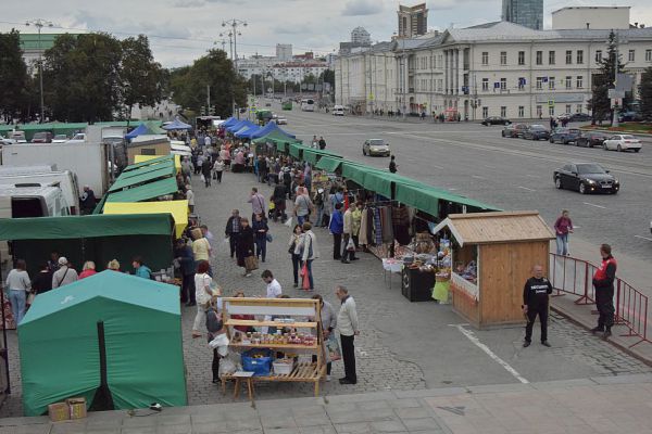 В выходные в центре Екатеринбурга снова закроют парковку для проведения ярмарки