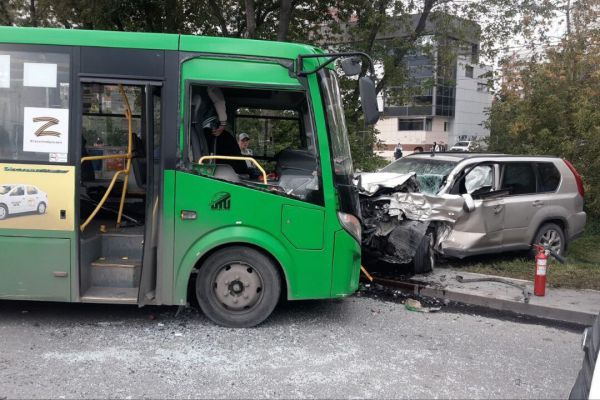 В Екатеринбурге шесть человек пострадали в аварии с автобусом