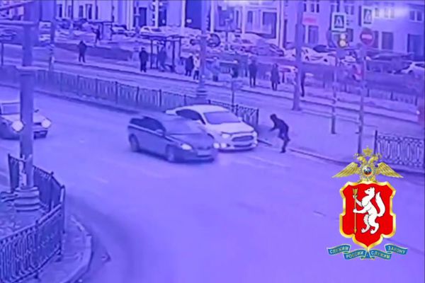 На ВИЗе сбили пешехода, который хотел перейти дорогу на красный
