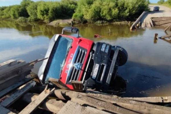 В Свердловской области самосвал упал в реку Ница