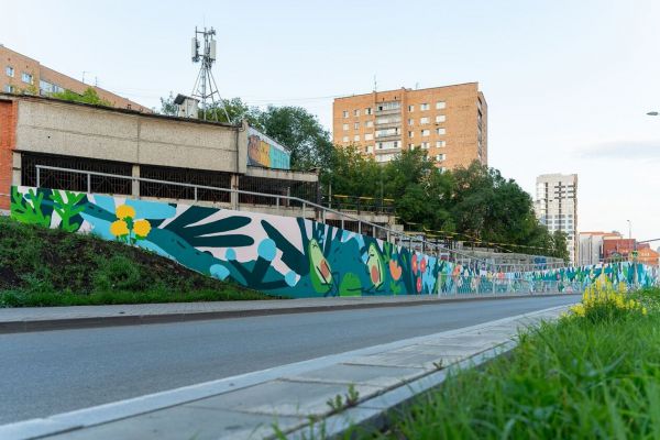 Художники фестиваля Stenograffia украсили забор на Гражданской яркими тропиками