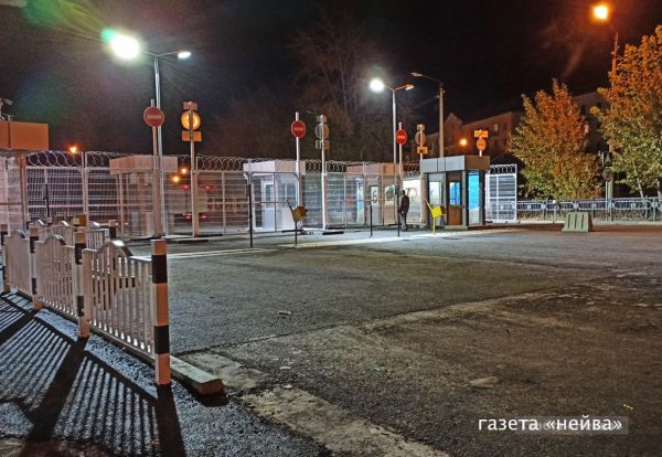 На пропускном пункте перед въездом в закрытый атомный уральский город пострадал водитель, открывший багажник