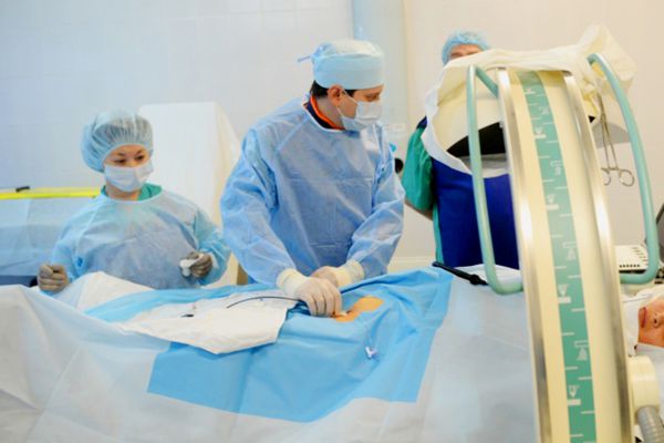 Свердловские врачи провели сложную операцию на сердце без наркоза