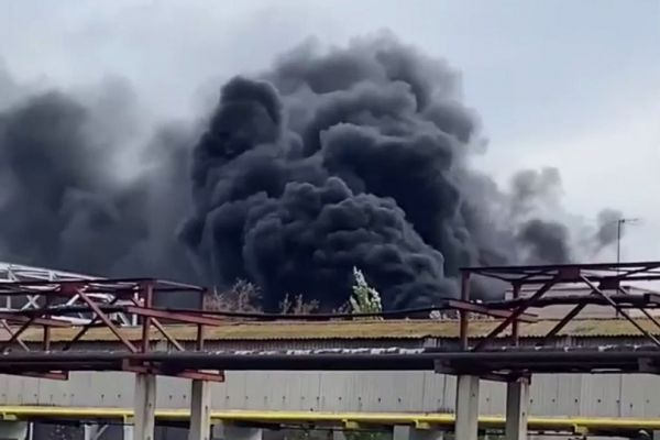 В Каменске-Уральском загорелся Синарский трубный завод