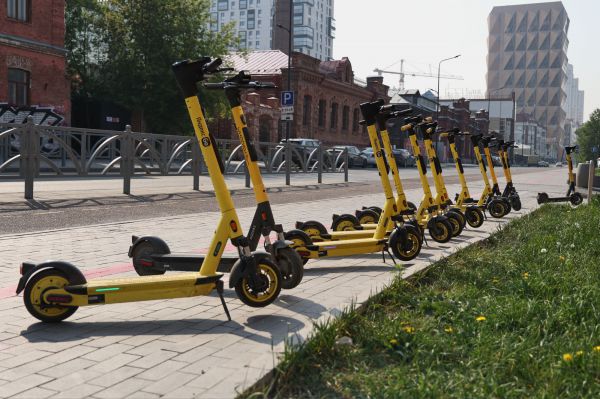 В Екатеринбурге двое маленьких детей получили травмы из-за самокатчиков