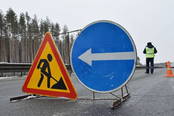 В Завокзальном микрорайоне грузовик зацепился крышей за мост