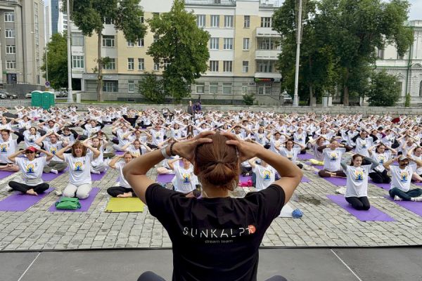 Поклонники йоги провели массовый сеанс популярной гимнастики в центре уральской столицы