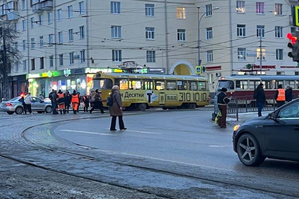 Неисправный вагон дважды за утро остановил движение трамваев в Екатеринбурге