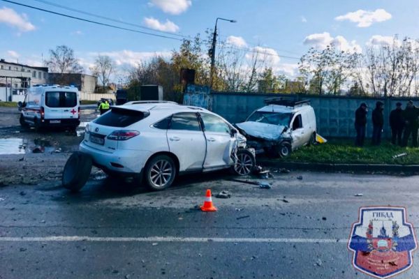 В Екатеринбурге на Сортировке столкнулись Land Rover, Lexus и Lada Largus