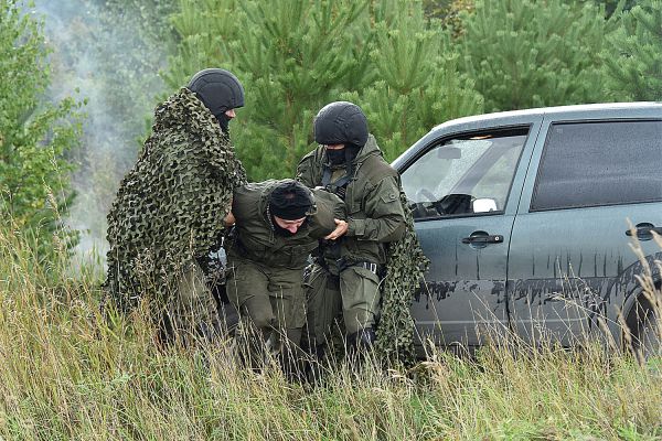 Фоторепортаж: уральские таможенники задержали «контрабандистов»