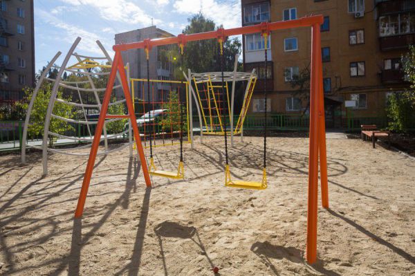 В Свердловской области специалисты департамента Госжилнадзора проверят безопасность сотен детских площадок