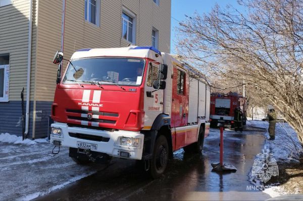 В Березовском горит административное здание