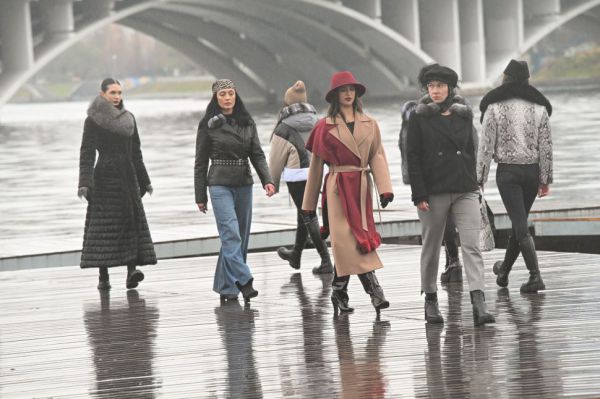 На фоне дождя: в Екатеринбурге прошел предпремьерный показ Недели моды