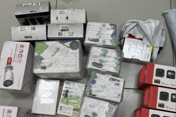 Уральские таможенники обнаружили незаконно ввезенные камеры и смарт-часы