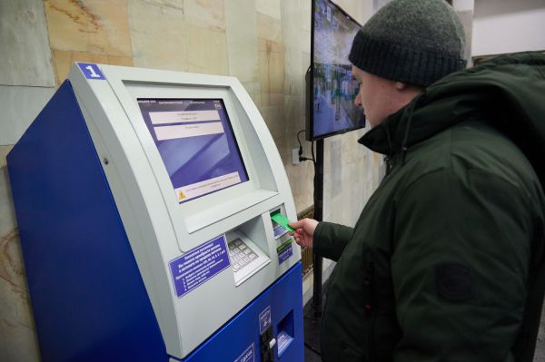 На станции метро «Уральская» в Екатеринбурге установили автомат для QR-билетов