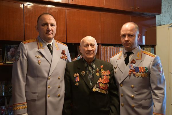 Ветерана Великой Отечественной войны поздравил глава свердловской полиции