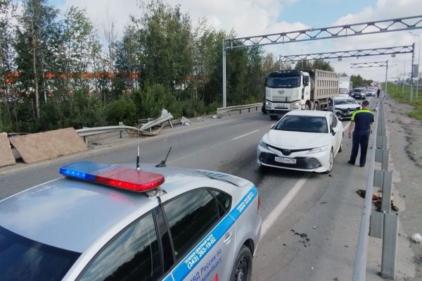 В массовой аварии на ЕКАД пострадали три человека