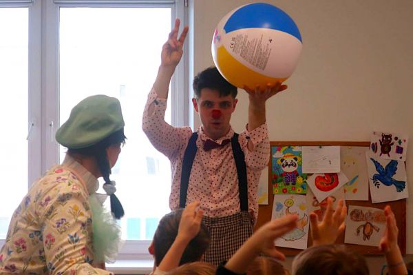 Красные носы в помощь врачам: в больницы Свердловской области пришли профессиональные клоуны