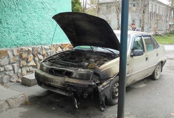 В поселке Малышева сожгли автомобиль в отместку за публикацию