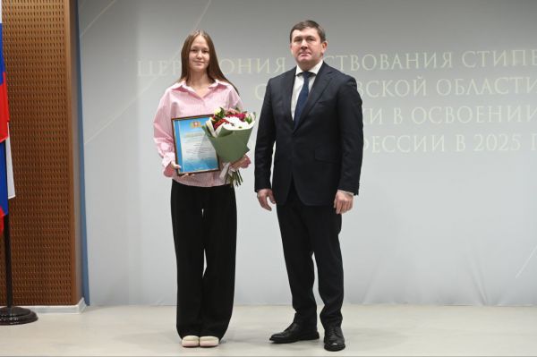 Лучшие студенты свердловских техникумов и колледжей получили стипендии губернатора