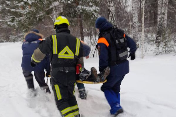 В Екатеринбурге сотрудники МЧС спасли замерзающую женщину