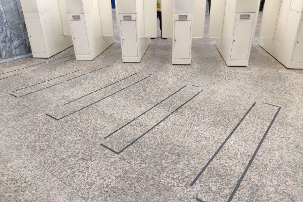 В Екатеринбурге на станции метро «Геологическая» появилась разметка под новые турникеты