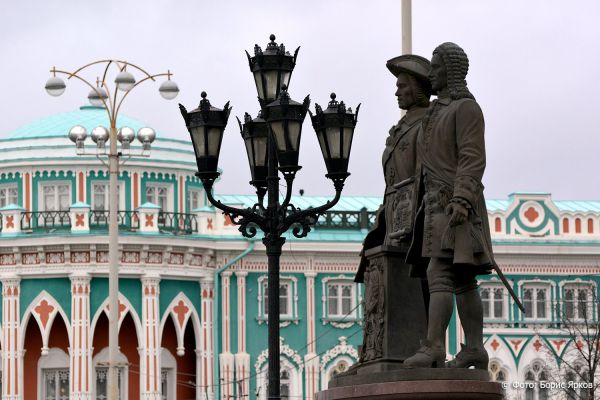 В Екатеринбурге разрешили фотографировать памятник Татищеву и де Генину