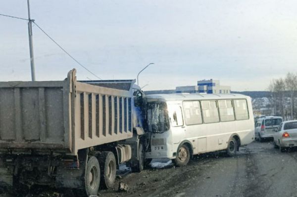 В Первоуральске грузовик выехал на встречную полосу и врезался в автобус