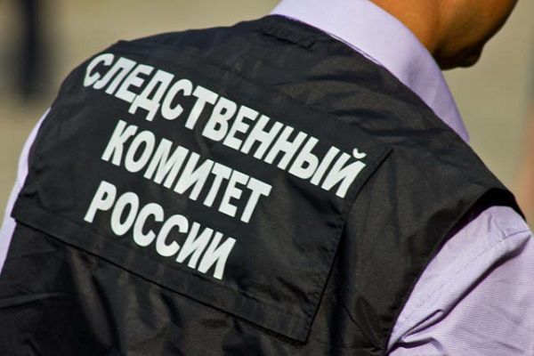 Троих маленьких девочек нашли рядом с трупами родителей в Свердловской области