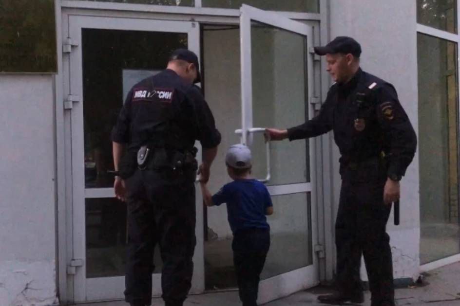 Полиция нашла ребенка. Полиция фото. Милиция и полиция. Женщина полицейский. Фото полицейского.