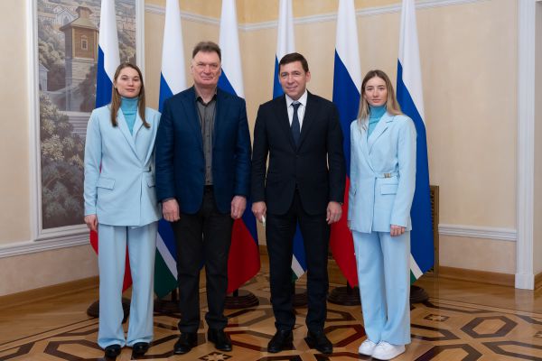 Призеры Олимпиады Ирина Казакевич и Светлана Миронова получили награды от губернатора. Фото