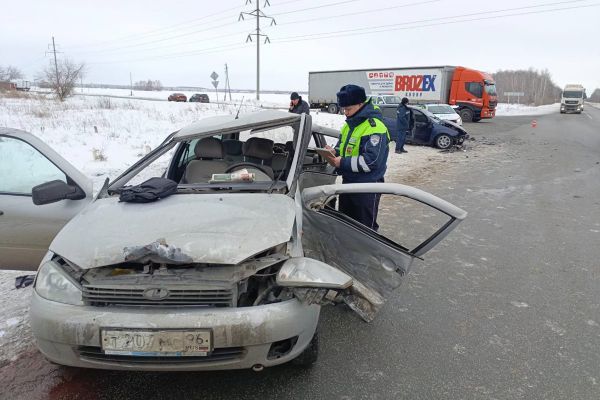 Водитель Lada погиб после аварии под Богдановичем