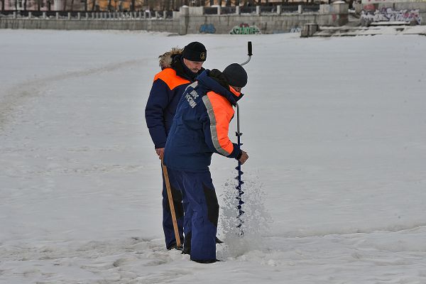 70 опасных сантиметров: сотрудники МЧС измерили толщину льда на Городском пруду