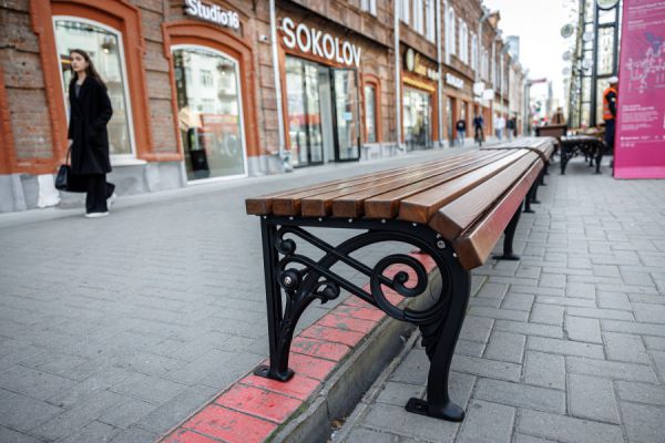 В Екатеринбурге на улице Вайнера начали устанавливать новые скамейки