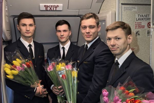 «Сегодня только мужчины». Уральская авиакомпания оригинально поздравила пассажирок на рейсе «Екатеринбург – Калининград»