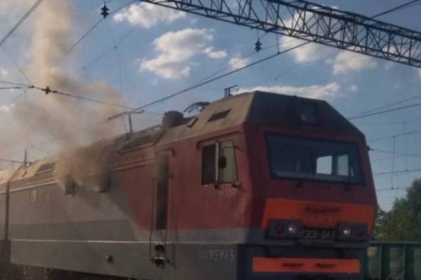 Сотрудники РЖД самостоятельно потушили грузовой поезд