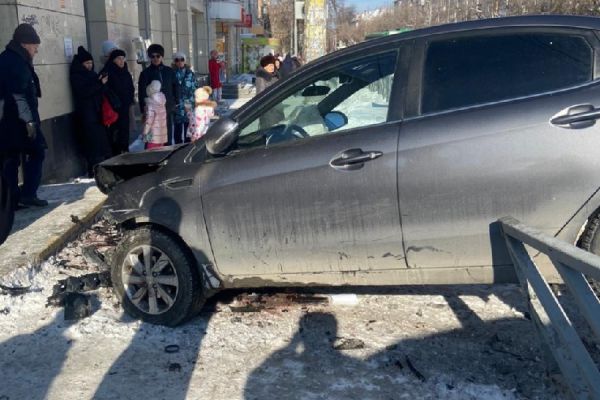 В Екатеринбурге иномарка протаранила две машины и налетела на забор