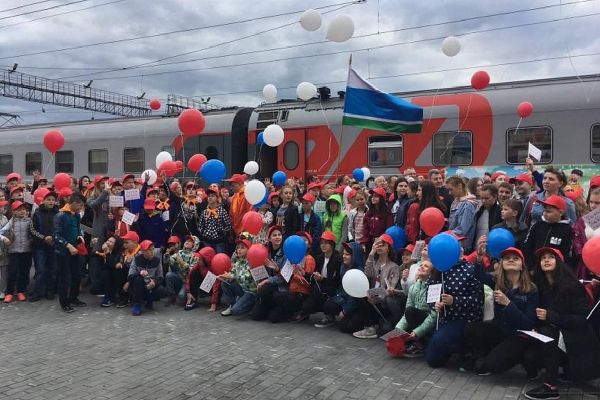 Туда, где лето: 550 свердловских школьников отправилось в Анапу на «Поезде здоровья»