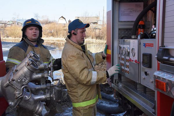 В частном секторе Вторчермета, рядом со стройкой высоток, сгорел шиномонтажный сервис