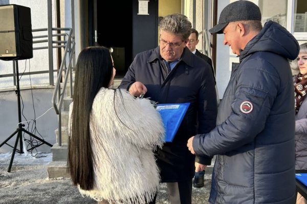 В Серове дети-сироты получили ключи от своих первых квартир