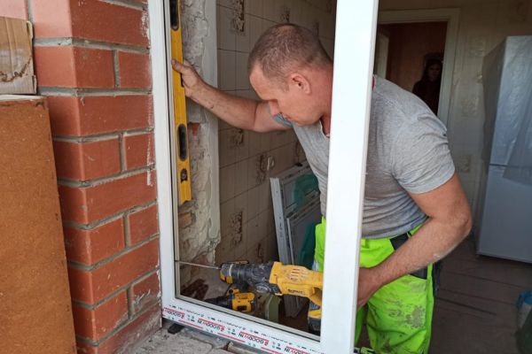Уральские волонтеры по просьбе ветерана за несколько часов заменили в его квартире окна