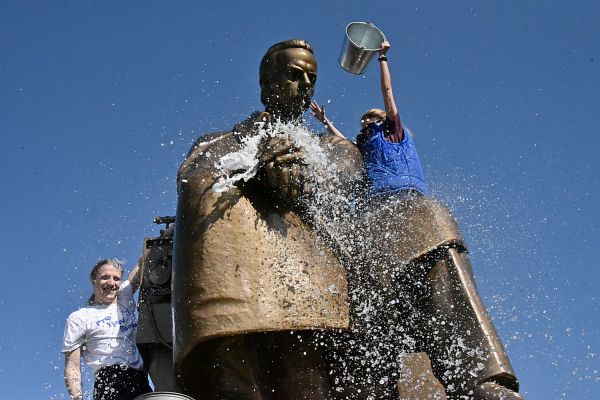 Радийщики отмыли памятник Попову и загадали желания