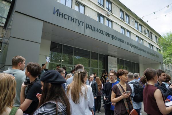 Год рока: на здании радиофака УрФУ установили памятную доску в честь группы «Агата Кристи»