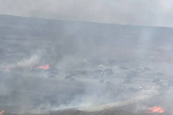 В Солнечном возле большой стоянки загорелась сухая трава