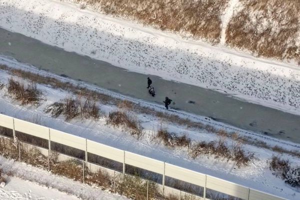 В Академическом школьники решили прогуляться по тонкому льду