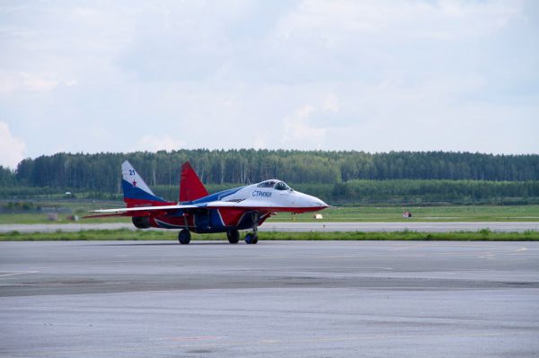 В Екатеринбурге приземлилась группа высшего пилотажа «Стрижи»