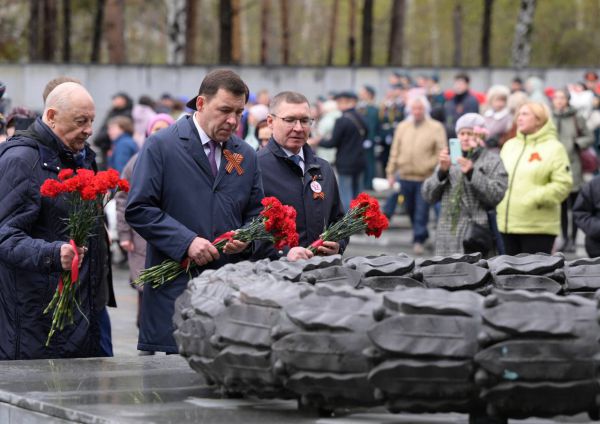 Губернатор Евгений Куйвашев возложил цветы к Вечному огню